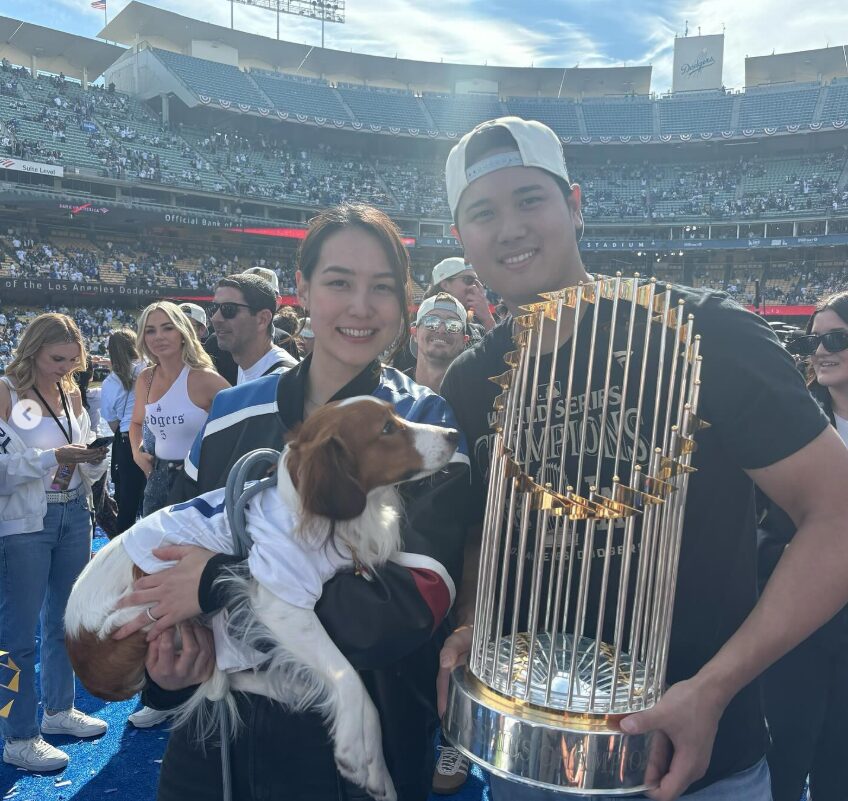 大谷選手と真美子夫人とデコピンとトロフィー