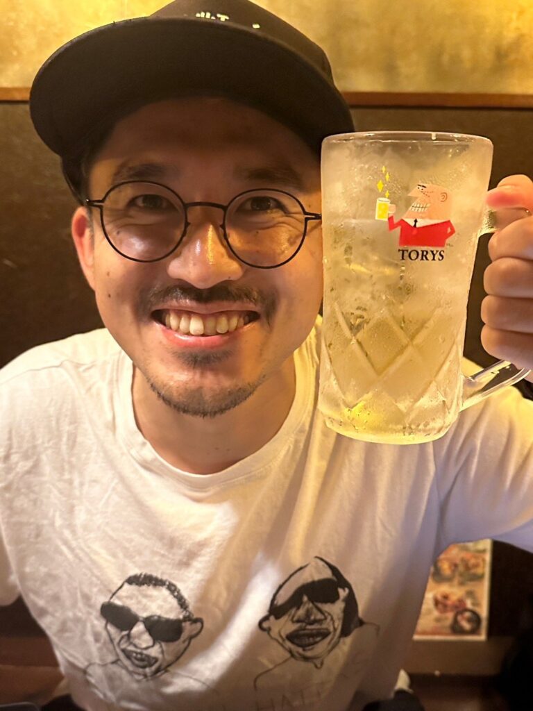 C&K-CLIEVYがお酒を飲んでいる写真