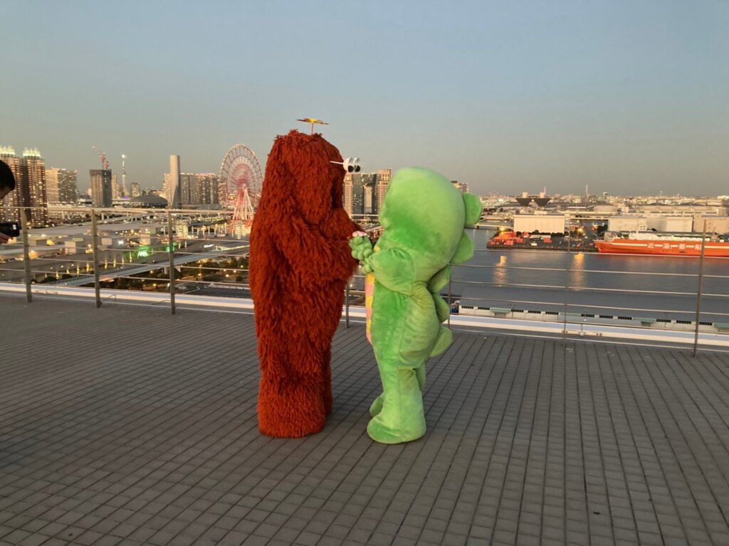 ガチャピンとムックが向き合っている写真