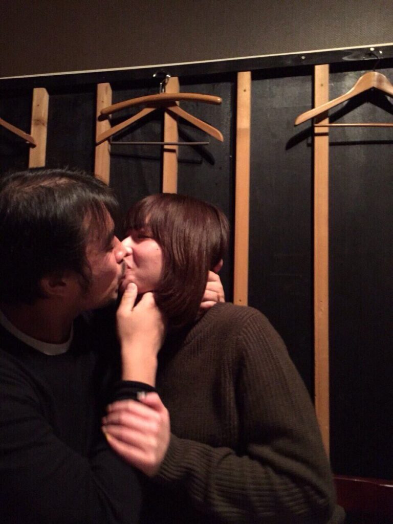 中嶋優一さんが女性とキスしている写真