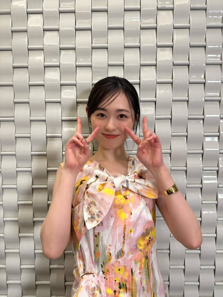 福原遥さんのピース写真