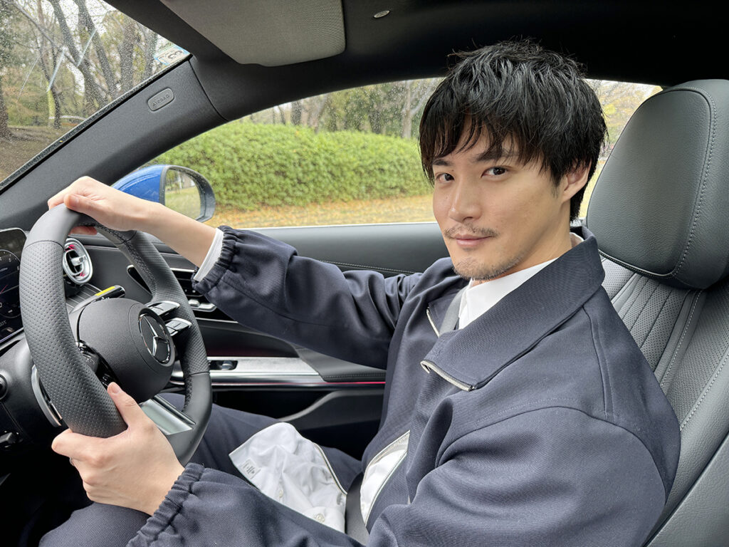 白石隼也さんの車に乗っている写真