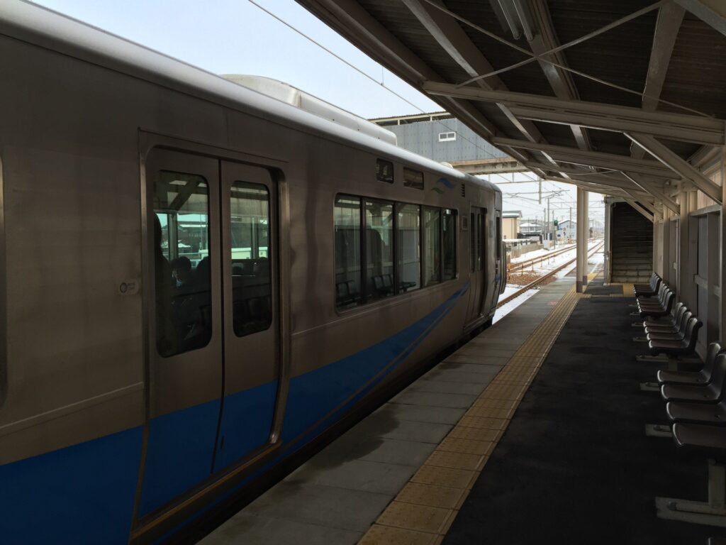 西高岡駅のホーム写真